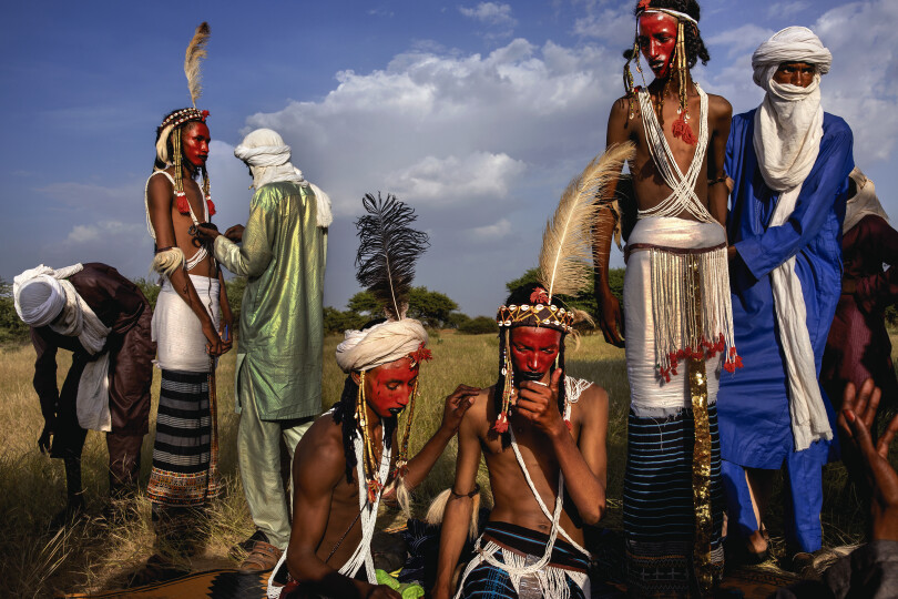 Niger, village de Tamaya. Lors du Geerewol, les jeunes gens qui viennent d’avoir 17 ans s’isolent en brousse, entourés de leurs amis pour se maquiller et revêtir les tenues traditionnelles.